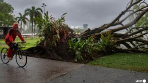 1000’s urged to greater floor as Australia battles floods