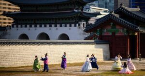 Police Examine Graffiti Discovered on Seoul’s Foremost Palace