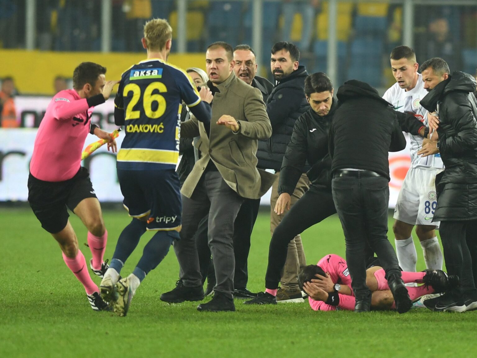 Turkish soccer leagues halted after membership president punches referee | Soccer Information Turkish soccer leagues halted after membership president punches referee | Soccer Information