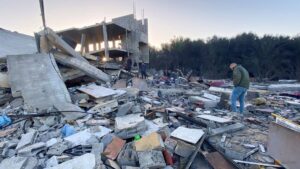 Israel kilos central Gaza, tens of hundreds of Palestinian civilians flee