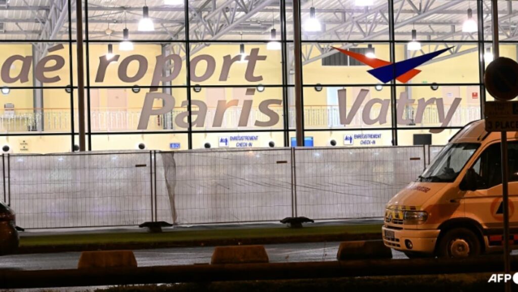 Unaccompanied minors on aircraft held in France over suspected trafficking Unaccompanied minors on aircraft held in France over suspected trafficking