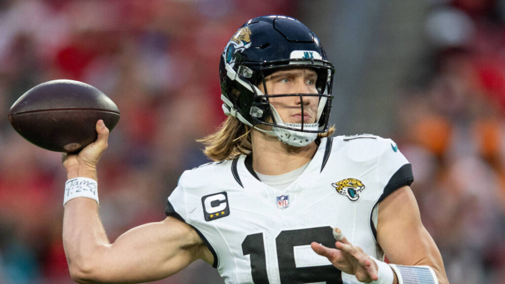 Jaguars’ Lawrence leaves Sunday’s sport with shoulder damage Jaguars’ Lawrence leaves Sunday’s sport with shoulder damage