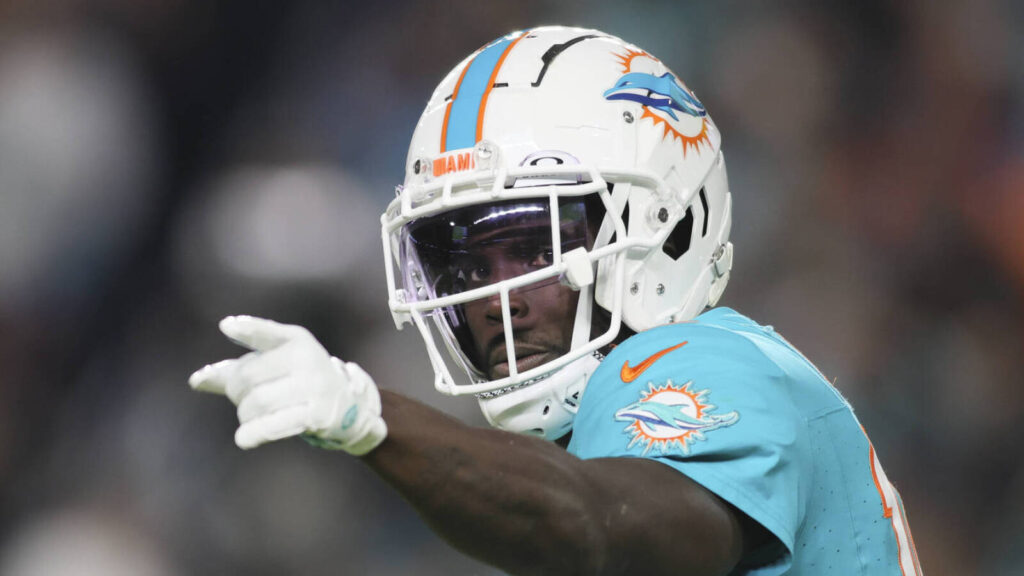 Report: Dolphins WR Tyreek Hill will not play vs. Jets