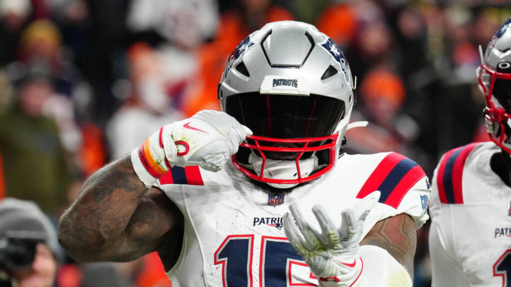Watch: Elliott hurdles defender on method to go-ahead TD