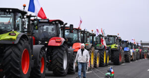 Farmers Block Site visitors Close to Paris With Tractors Earlier than Macron’s Speech