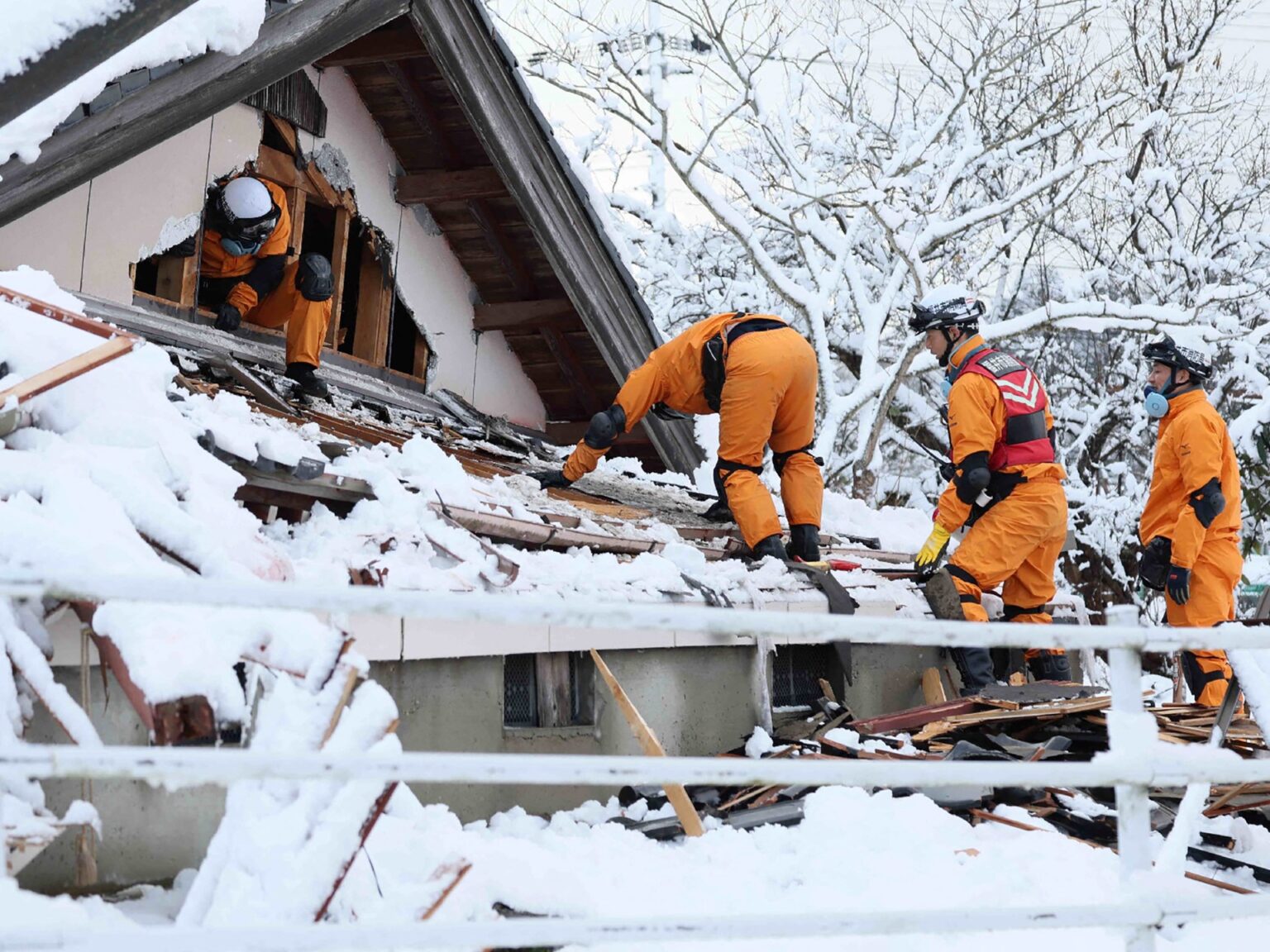 Dying toll from Japanese quake jumps to 161 as snow hinders aid efforts | Earthquakes Information