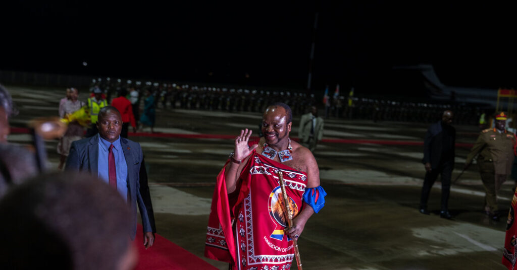 As a Son Dangers His Life to Topple the King, His Father Guards the Throne As a Son Dangers His Life to Topple the King, His Father Guards the Throne