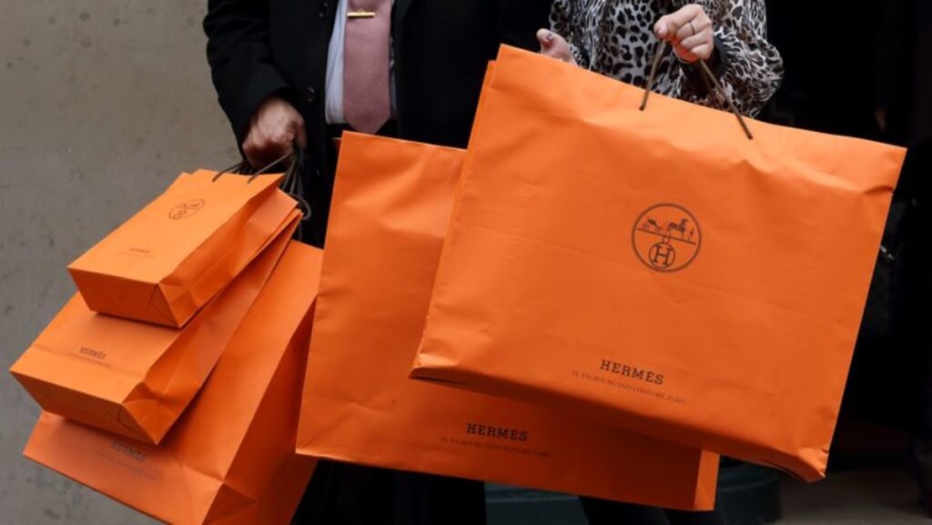 Hermes celebrates file revenue with US,300 bonuses for 22,000 workers