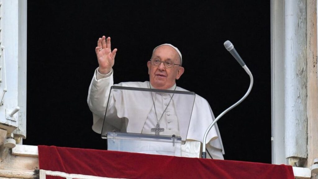 Pope denounces ‘hypocrisy’ of those that criticise LGBT blessings