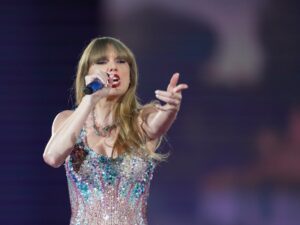 Taylor Swift lands in US forward of Travis Kelce’s Tremendous Bowl displaying | Leisure Information