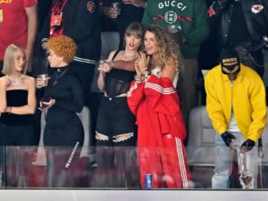 Taylor Swift cheers on boyfriend Travis Kelce at Tremendous Bowl | Leisure Information