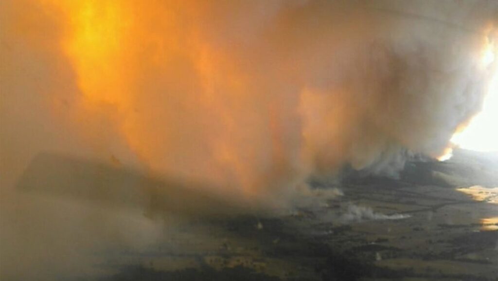 Australian authorities urge a whole bunch to flee uncontained bushfire