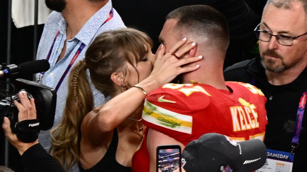 Taylor Swift Congratulates Travis Kelce With A Kiss After Tremendous Bowl LVIII Win In Fairy-Story Ending Taylor Swift Congratulates Travis Kelce With A Kiss After Tremendous Bowl LVIII Win In Fairy-Story Ending