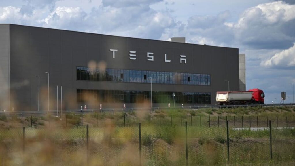 Space round Tesla’s German plant with out energy after pylon hearth Space round Tesla’s German plant with out energy after pylon hearth