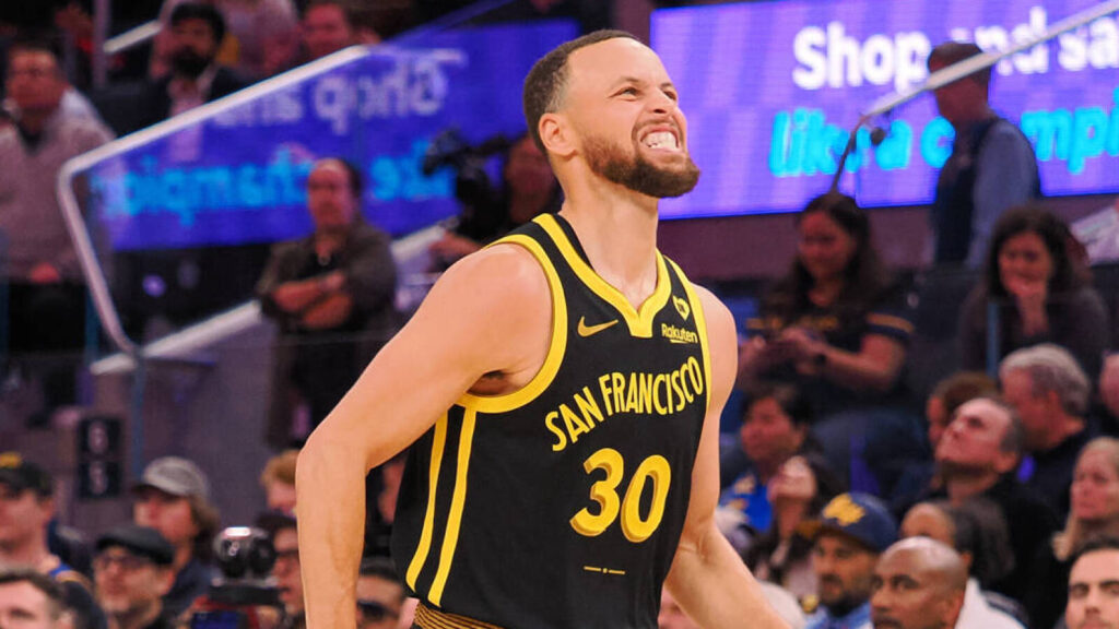 Stephen Curry suffers ankle damage