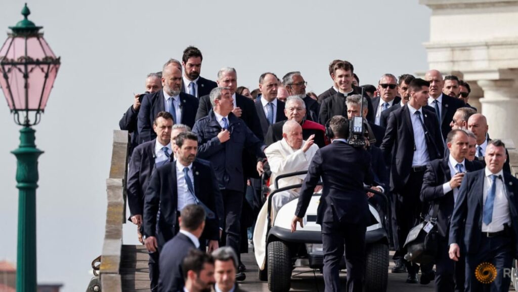 Pope Francis meets prisoners and artists in first go to to Venice Pope Francis meets prisoners and artists in first go to to Venice