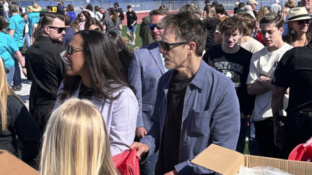 Actor Kevin Bacon dances again to Footloose highschool for its remaining promenade