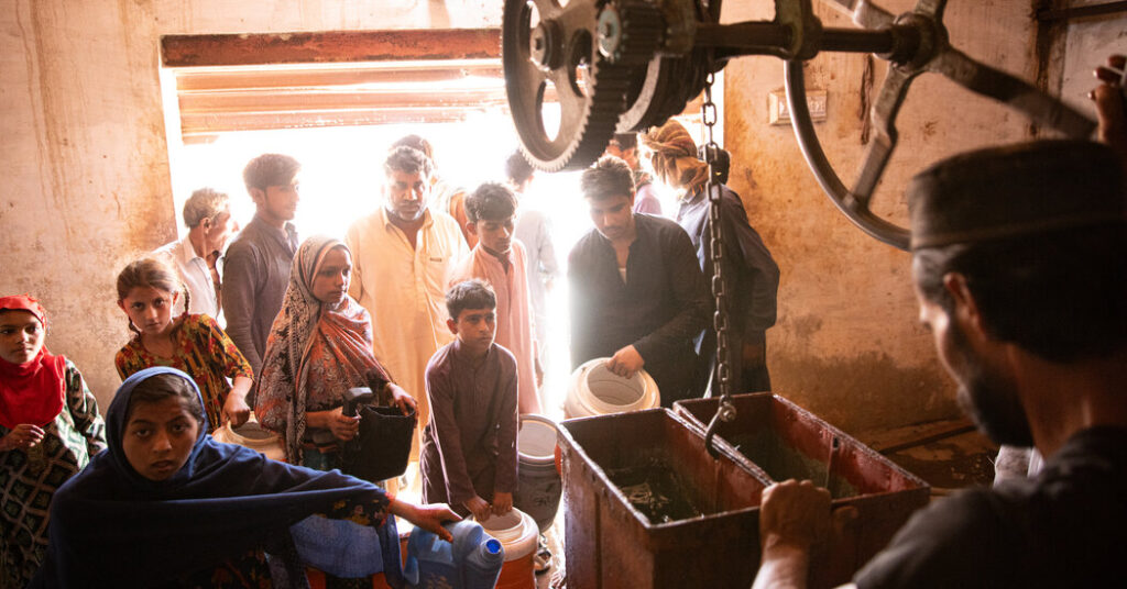 A Matter of Survival for Laborers Amid South Asia’s Warmth Wave A Matter of Survival for Laborers Amid South Asia’s Warmth Wave