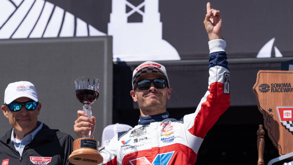 Week 16 NASCAR rankings: Larson reclaims frontrunner standing