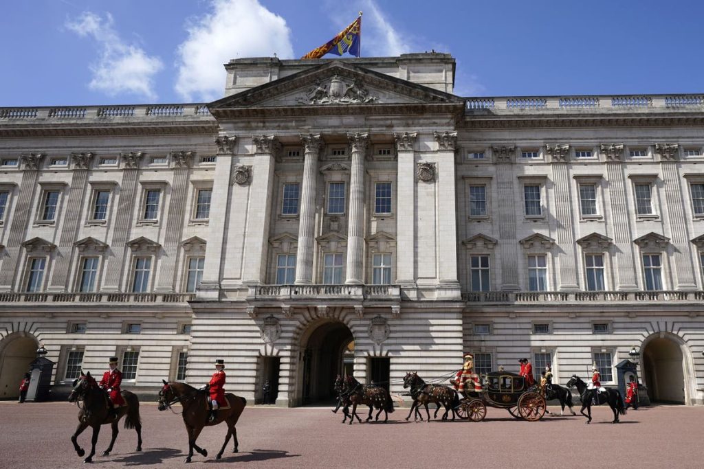 Buckingham Palace asbestos discovery may have been foreseen, report says Buckingham Palace asbestos discovery may have been foreseen, report says