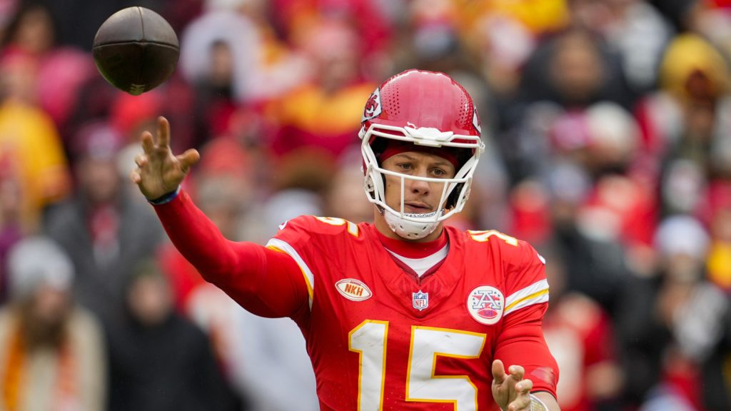 Watch: Mahomes finds rookie on deep TD move at coaching camp Watch: Mahomes finds rookie on deep TD move at coaching camp