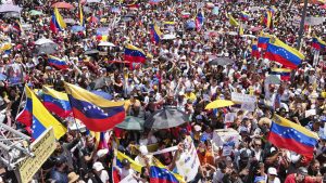 Venezuelan opposition, regime backers maintain rival protests