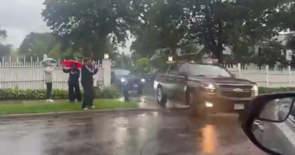 DEVELOPING: A number of Black Suburbans Arrive at Minnesota Governor Tim Walz’s Dwelling Evening Earlier than Kamala Harris Unveils Working Mate (VIDEO) | The Gateway Pundit DEVELOPING: A number of Black Suburbans Arrive at Minnesota Governor Tim Walz’s Dwelling Evening Earlier than Kamala Harris Unveils Working Mate (VIDEO) | The Gateway Pundit