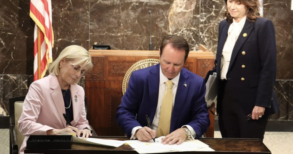 Gov. Jeff Landry Indicators New Govt Order Forcing Louisiana’s DMV to Share Non-Citizen Knowledge with Secretary of State — Additionally Mandates Citizenship Discover for Voter Registration | The Gateway Pundit Gov. Jeff Landry Indicators New Govt Order Forcing Louisiana’s DMV to Share Non-Citizen Knowledge with Secretary of State — Additionally Mandates Citizenship Discover for Voter Registration | The Gateway Pundit