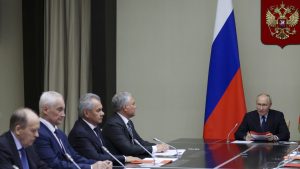 Russia scrambles troops, arms to counter Ukraine incursion