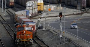 Editorial: Tips on how to finish SoCal’s smog streak? Slash air pollution from railways and ports