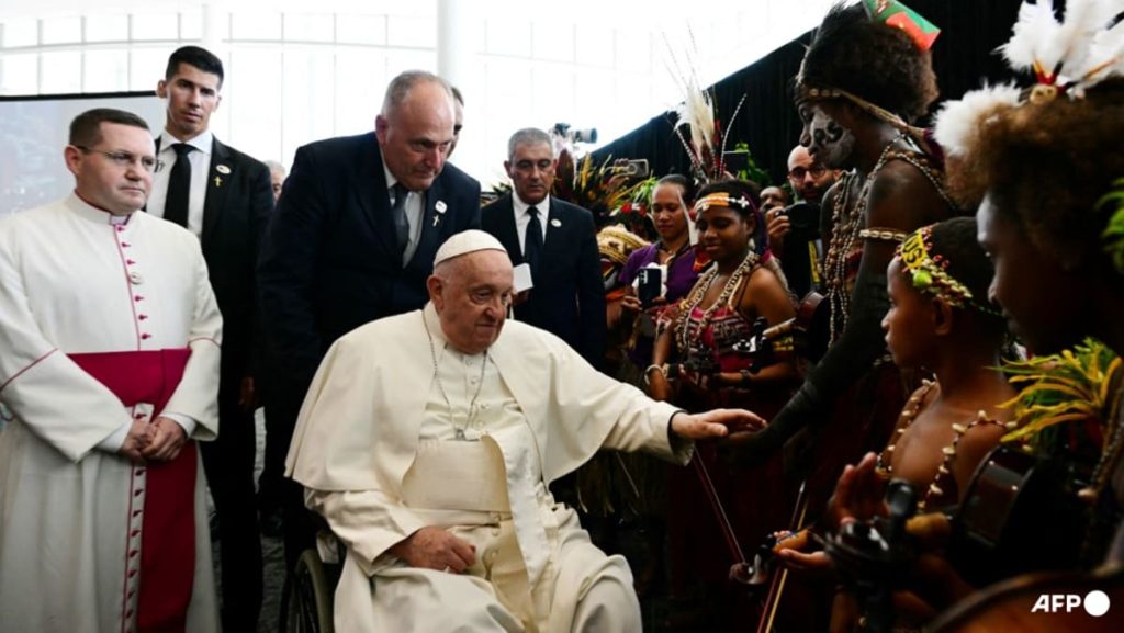 Pope Francis, in resource-rich PNG, urges that employees be handled pretty Pope Francis, in resource-rich PNG, urges that employees be handled pretty