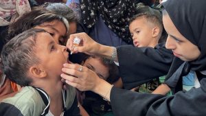 UN begins polio vaccination in Gaza, as combating rages