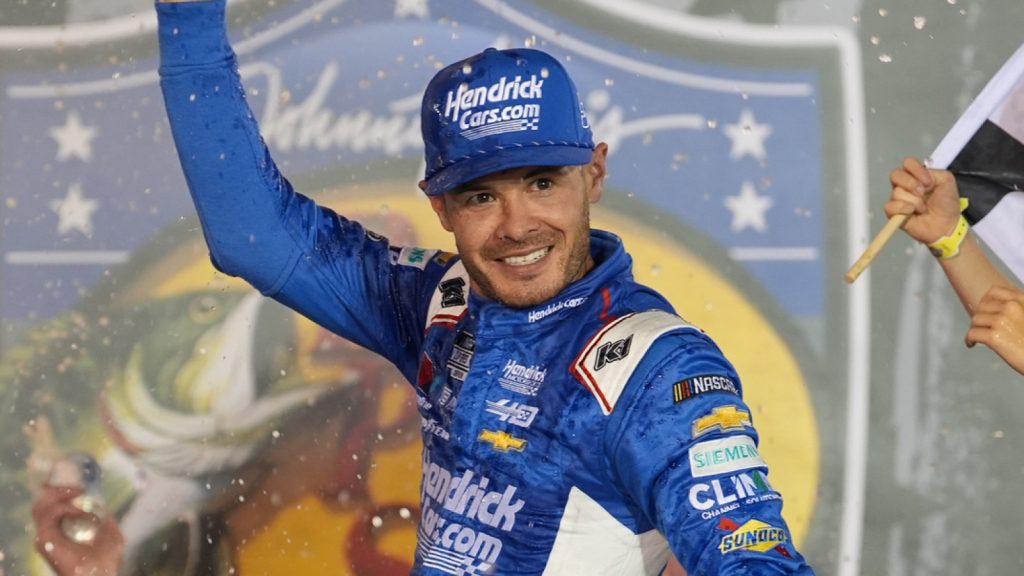Kyle Larson dominates Bristol evening race