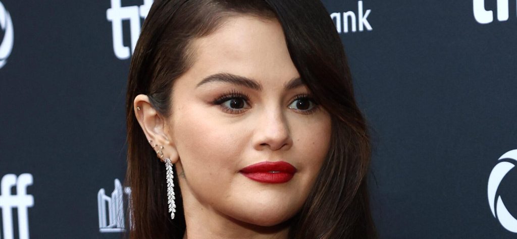 Selena Gomez Sparks Engagement Rumors With Left-Hand Ring Selena Gomez Sparks Engagement Rumors With Left-Hand Ring