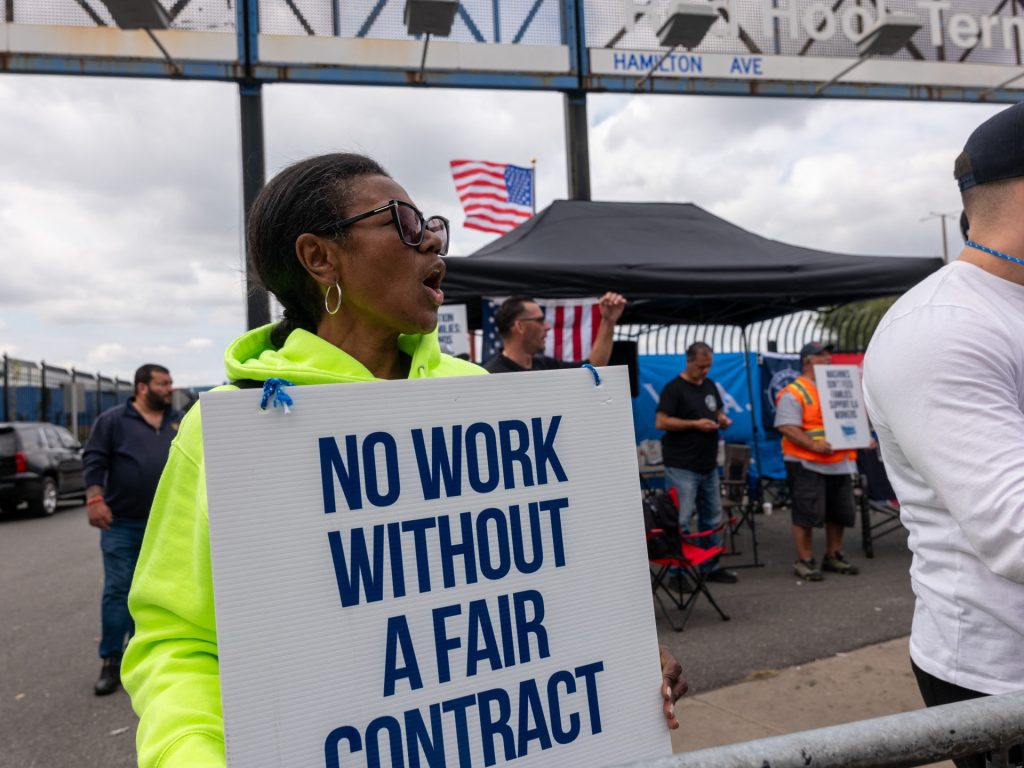 US dockworkers press on with second day of strike, with no deal in sight | Transport Information US dockworkers press on with second day of strike, with no deal in sight | Transport Information