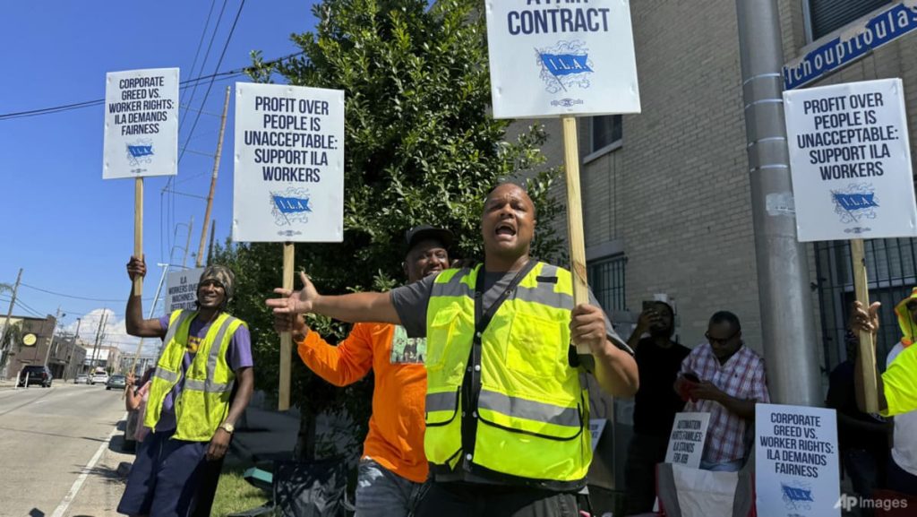 White Home sides with union as US dockworker strike enters second day