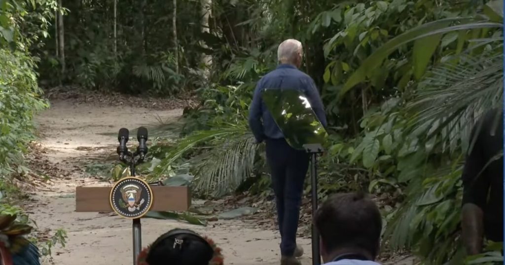 Misplaced within the Jungle: Joe Biden Travels to Amazon with APEC Leaders, Appears to be like Utterly Misplaced — Wanders into Amazon Rainforest After Local weather Change Speech (VIDEO) | The Gateway Pundit Misplaced within the Jungle: Joe Biden Travels to Amazon with APEC Leaders, Appears to be like Utterly Misplaced — Wanders into Amazon Rainforest After Local weather Change Speech (VIDEO) | The Gateway Pundit