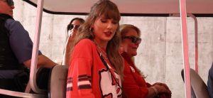 Taylor Swift Reminds Safety To Use Manners With Paparazzi