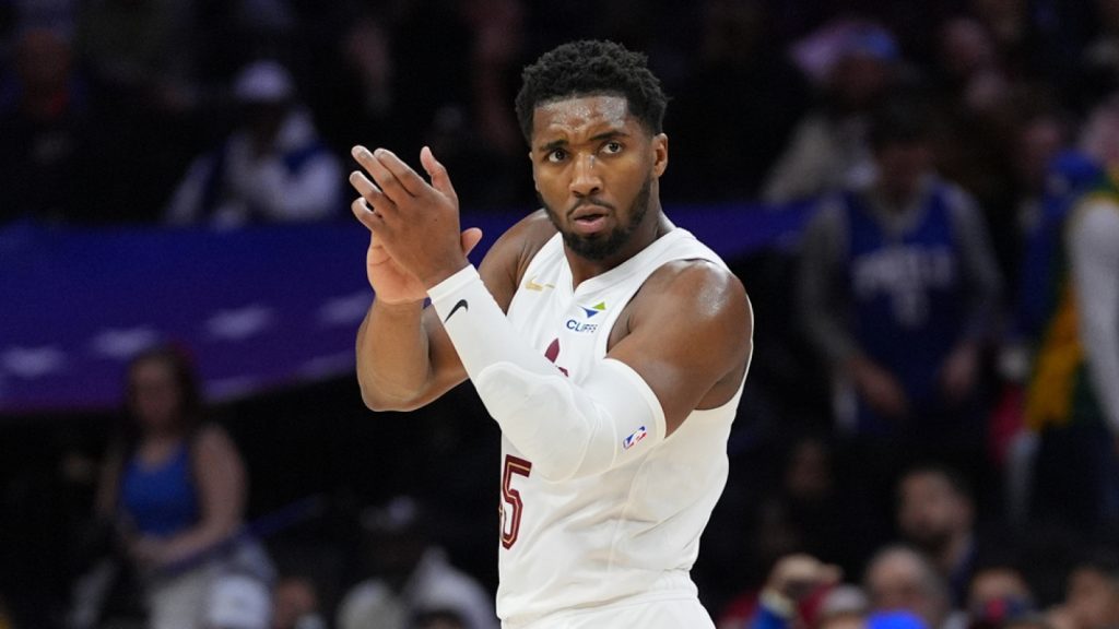 Watch: Donovan Mitchell helps Cavaliers enhance to 13-0 Watch: Donovan Mitchell helps Cavaliers enhance to 13-0