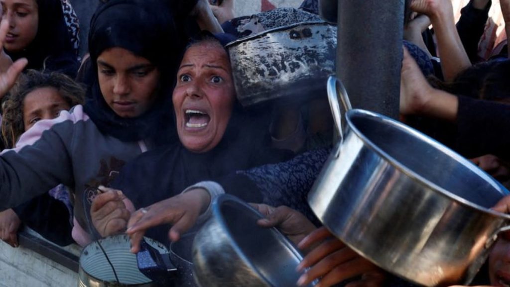 Looting cripples meals provide in Gaza regardless of Israeli pledge to deal with gangs Looting cripples meals provide in Gaza regardless of Israeli pledge to deal with gangs