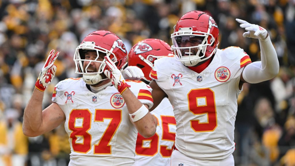 Chiefs clinch AFC’s high seed in Christmas drubbing of Steelers