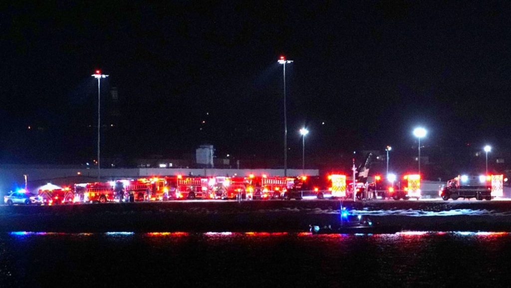 American Airways jet crashes after collision with helicopter close to Washington’s Reagan Airport American Airways jet crashes after collision with helicopter close to Washington’s Reagan Airport