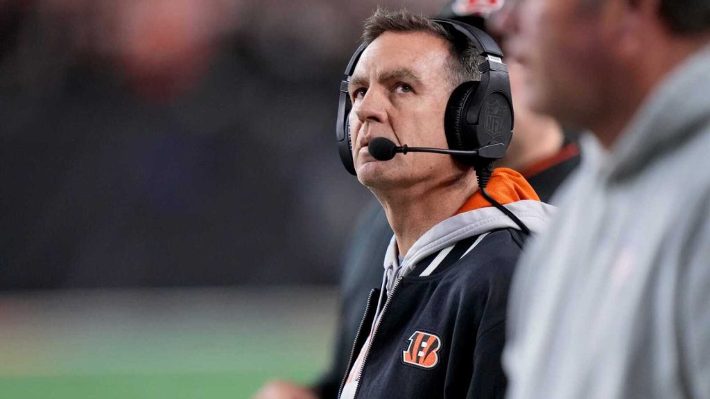 Bengals fireplace DC Lou Anarumo