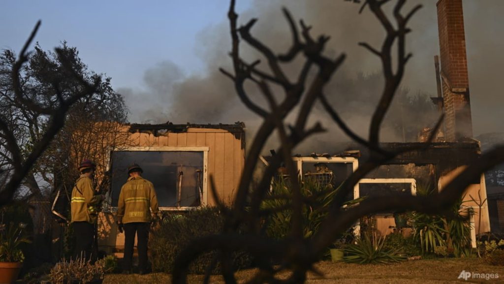 Large Los Angeles fires rage on whilst Hollywood blaze retreats Large Los Angeles fires rage on whilst Hollywood blaze retreats