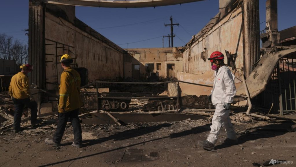 Los Angeles firefighters maintain the road regardless of excessive situations Los Angeles firefighters maintain the road regardless of excessive situations