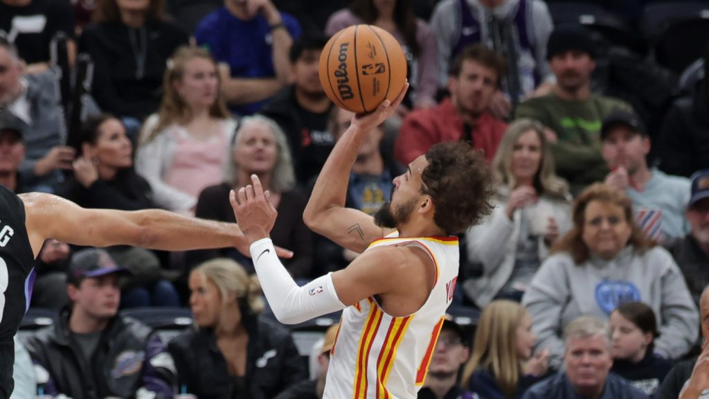 Hawks’ Trae Younger stuns Jazz with halfcourt game-winner