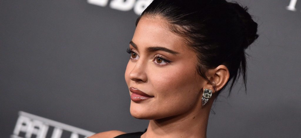 Kylie Jenner’s Gown Suffers Wardrobe Mishap At Golden Globes