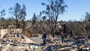 Los Angeles ‘Pink Flag’ wildfire warnings expire, however risks persist