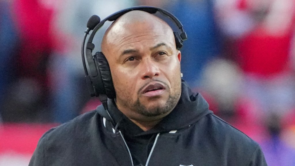 NFL insider provides prediction on way forward for Raiders HC Antonio Pierce