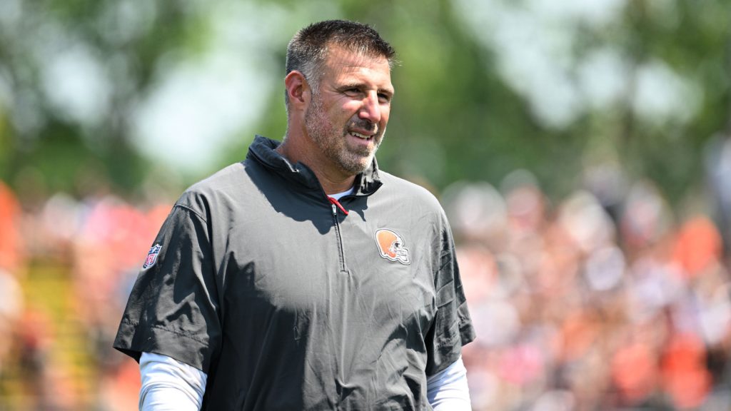 Two extra groups emerge as potential suitors for Mike Vrabel Two extra groups emerge as potential suitors for Mike Vrabel